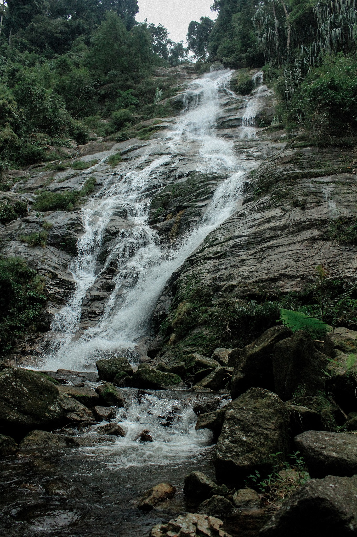 น้ำตกดาดฟ้า