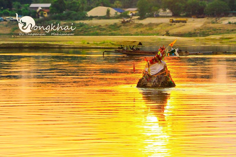 พระธาตุกลางน้ำ ( พระธาตุหล้าหนอง )
